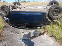 Los rescatistas confirmaron que había una persona que murió tras volcar el vehículo en el que viajaba. ESPECIAL /