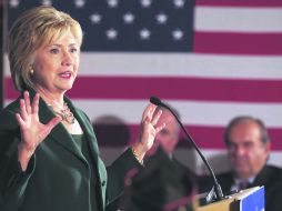 Hillary Clinton, candidata presidencial demócrata, habla en un acto de campaña en la VFW Post en Derry, New Hampshire. AP /