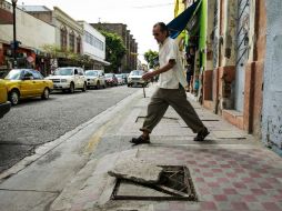El maltrato de las calles ocasiona que las personas sufran accidentes. EL INFORMADOR / A. García
