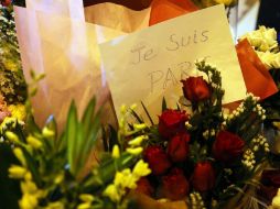 En los lugares de los atentados centenares de personas se desplazaron para dejar flores, mensajes o veladoras. EFE / L. Thai Linh