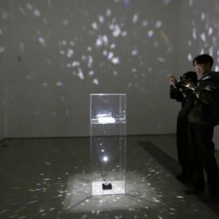 Yoko Ono inaugura su primera muestra sin acudir al estreno