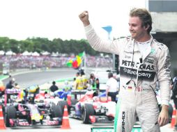 Nico Rosberg celebra el primer puesto en el Gran Premio de Fórmula Uno de Brasil, en el autódromo de Interlagos. EFE / F. Bizerra