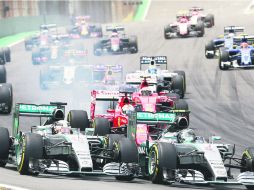 En la primera curva del circuito de Interlagos de Brasil, Lewis Hamilton (#44) intenta rebasar con Nico Rosberg (#6) sin éxito. AP / S. Izquierdo