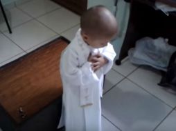 El niño invitaba a las personas en el hospital donde era atendido, a participar de la 'misa' que 'celebraba'. YOUTUBE / patriana silva