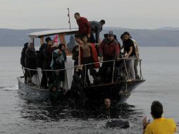 Vista de una embarcación con refugiados a su llegada a la isla de Lesbos, Grecia. EFE / O. Panagiotou