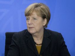 Angela Merkel declara que el esclarecimiento de los atentados de París es importante para la seguridad alemana y para los refugiados. EFE / K. Nietfeld
