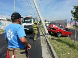 Un vehículo que se impacta contra un poste, deja un saldo de tres personas lesionadas y un menor de edad muerto. ESPECIAL / Bomberos de Tlajomulco