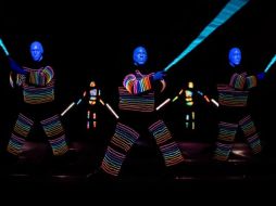 Los 'hombres azules' llegan al Teatro Diana para demostrar su talento acompañados de objetos, luces e instrumentos. TWITTER / @bluemangroup