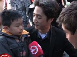 El periodista salió a las calles de París a entrevistar a sus habitantes sobre los sucesos del viernes. YOUTUBE / Le Petit Journal