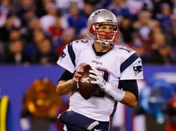 El rating del mariscal de ‘Pats’ se deriva de su porcentaje de pases acertados, yardas por pase e intercepciones. AFP / ARCHIVO