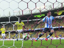 Barranquilla. Lucas Biglia empuja el balón al fondo de las redes para marcar el gol del triunfo para Argentina. EFE / M. Dueñas