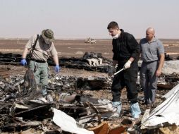 Investigadores rusos recabando pistas en el lugar donde se estrelló el Airbus. EFE / ARCHIVO