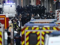 Soldados y policías continúan en Saint Denis, en donde aún hay un sujeto atrincherado. EFE / E. Laurent