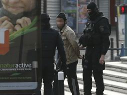 La policía sitia el miércoles un departamento en los suburbios de París. AFP / T. Samson