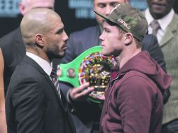 Miguel Cotto y Saúl “Canelo” Álvarez se vieron las caras nuevamente en la conferencia de prensa celebrada ayer en Las Vegas. AFP / J. Gurzinski