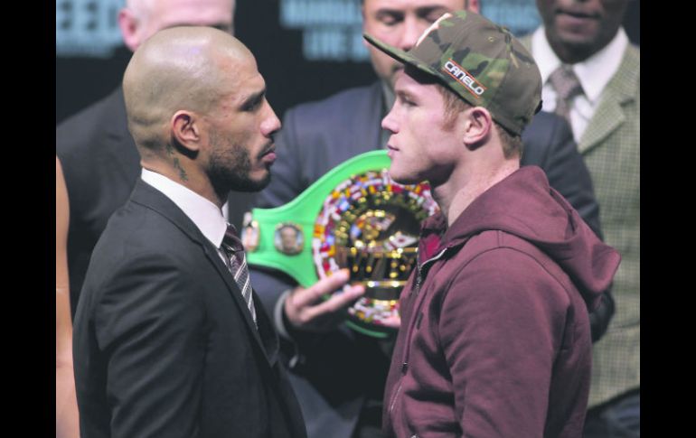 Miguel Cotto y Saúl “Canelo” Álvarez se vieron las caras nuevamente en la conferencia de prensa celebrada ayer en Las Vegas. AFP / J. Gurzinski