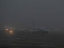 Decenas de usuarios esperaban información sobre sus vuelos en las salas del AICM. NTX / ARCHIVO