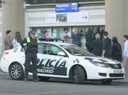 Vigilancia. Un oficial de la policía de Madrid afuera de las taquillas del Estadio Santiago Bernabéu. AP / P. White