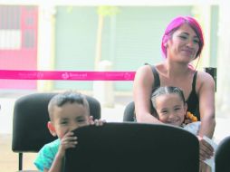 Carla dice tener deudas, y sólo desea que el registro se agilice para poder vender sus productos en la época navideña. EL INFORMADOR / F. Atilano