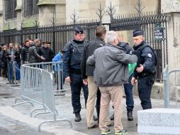 Agentes de la Gendarmería francesa revisan a un hombre en el atrio de la catedral de Notre Dame de París. NTX / D. del Río