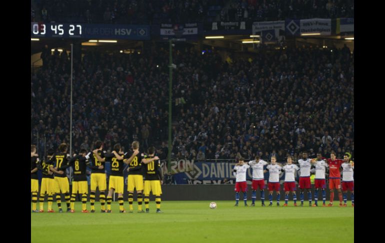 El partido comenzó con dos minutos de silencio, uno por los ataques terroristas en París y otro por el fallecido excanciller alemán. EFE / A. Heimken
