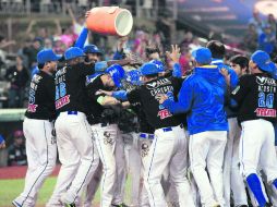 Tras el jonrón de Amadeo Zazueta en la entrada 13, jugadores de los Charros de Jalisco celebran la victoria. ESPECIAL / CHARROS DE JALISCO
