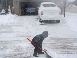 La gente recurre a palas y máquinas para quitar nieve desde South Dakota al norte de Illinois e Indiana. AP / J. Ahlquist