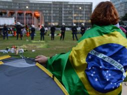 Decenas de protestantes acampaban pidiendo la salida de la presidenta Dilma Rousseff. AFP / A.  Anholete