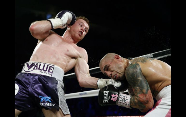 Saúl 'Canelo' Álvarez buscó conectar golpes de poder, mas Cotto siempre fue esquivo. AP / J. Locher