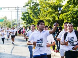 Uno de los atletas aprovechó para tomar una 'selfie' durante la carrera. EL INFORMADOR / P. Franco