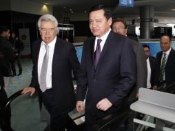 Francisco Aguirre, presidente de Grupo Radio Centro y Miguel Ángel Osorio Chong, durante la 57 Semana de Radio y Televisión. SUN / A. Salinas