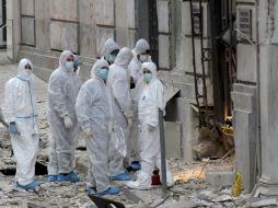 Policías investigan la entrada de la Federación de Empresas Industriales de Grecia tras la explosión. EFE / P. Saitas