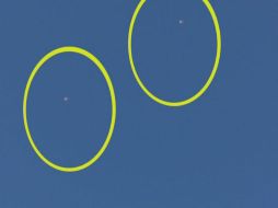 Captura de video que muestra a los dos pilotos que saltan en paracaídas. EFE / Haberturk Tv Channel