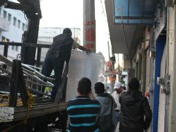 El operativo tiene como finalidad mejorar la imagen urbana y ordenar el comercio en el área. EL INFORMADOR / R. Tamayo