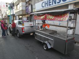 Inspectores del Ayuntamiento de Guadalajara impiden la instalación de un puesto de comida en la zona de Obregón. EL INFORMADOR / R. Tamayo