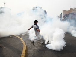 La policía usa gas lacrimógeno para replegar a los manifestantes. EL INFORMADOR / R. Tamayo