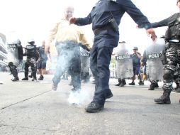 Los ambulantes de Obregón fueron desalojados de la Calzada Independencia con uso de gases lacrimógenos. EL INFORMADOR / R. Tamayo