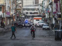 La Policía de Guadalajara realizó un operativo sorpresa la noche del martes para retirar a los ambulantes. EL INFORMADOR / R. Tamayo