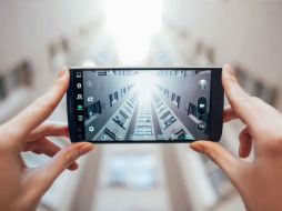 El LG V10 cuenta con dos cámaras frontales de 5.0 megapíxeles y una trasera de 16. TWITTER / @LGUSAMobile