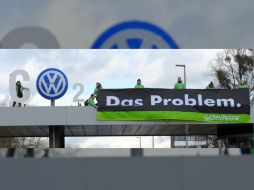 El pasado 9 de noviembre activistas de Greenpeace protestaron contra la compañía en la fábrica de Wolfsburgo, Alemania. AP / ARCHIVO