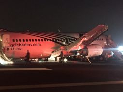 En la imagen tomada por el pasajero Christian Martiarena Rojas se aprecia el daño en el ala del avión ocasionado por el impacto. ESPECIAL / Cortesía de Christian Martiarena Rojas.