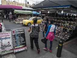 Muchos negocios establecidos en la calle Federico Medrano sacan su mercancía a la calle como estrategia para aumentar sus ventas. EL INFORMADOR / R. Tamayo