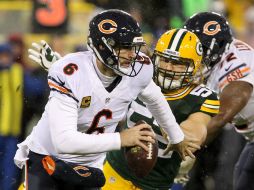 Jay Cutler escapa de Clay Matthews. El mariscal de campo d eChicago lanzó para 200 yardas y una anotación. AFP /  K. Krutsinger