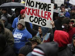 Los protestantes bloquearon la entrada de las tiendas departamentales en la avenida Michigan. AFP / J. Lott