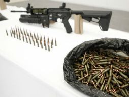 En la camioneta donde viajaban los delincuentes encontraron armas largas, cartuchos útiles y dos teléfonos celulares. EL INFORMADOR / ARCHIVO