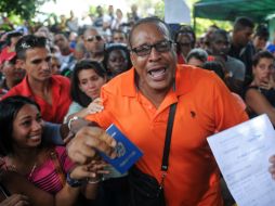 Reclaman el dinero que invirtieron en pasajes, convencidos de que ya no podrán viajar a partir del próximo martes. AFP / Y. Lage