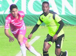 Todavía se mueven. Para Darío Burbano (der), el León no está muerto y hoy saldrán a buscar la hombrada frente a las Águilas. MEXSPORT /