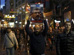 El asesinato del abogado kurdo Tahir Elci, cometido en la ciudad turca de Diyarbakir, provocó protestas en Estambul. EFE / C. Turkel