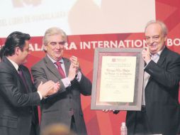 Enrique Vila-Matas recibió el Premio FIL de Literatura de manos del gobernador Aristóteles Sandoval y el presidente de Conaculta. EL INFORMADOR / A. Hinojosa