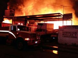 Al lugar arribaron elementos del DIF Guadalajara, Servicios Generales y de otras dependencias. TWITTER / @PCYBOMGDL